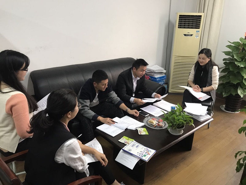 理论中心组学习.jpg 理论中心组学习.jpg